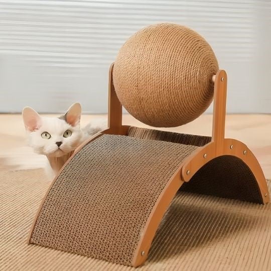 griffoir en bois 2 en 1 avec un chat de coté