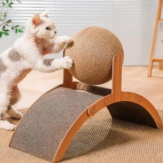 griffoir en bois 2 en 1 avec un chat debout sur la boule