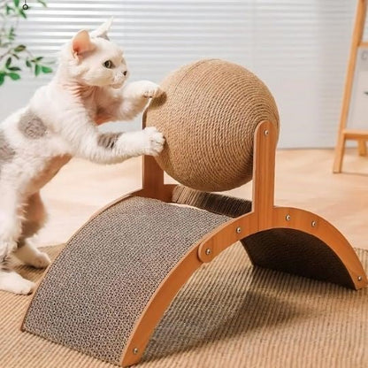 griffoir en bois 2 en 1 avec un chat debout sur la boule