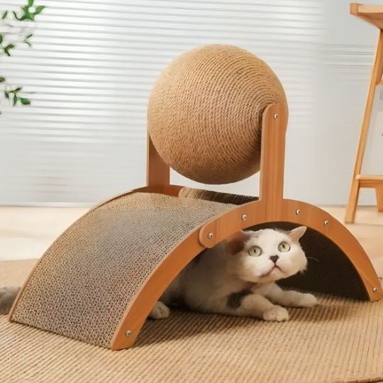 griffoir en bois 2 en 1 avec un chat en dessous